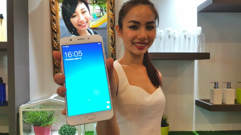Oppo's selfie-centric F1s phone takes to the field 6