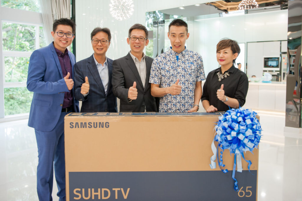 Samsung fetes Dato’ Lee Chong Wei with massive SUHD TV 7