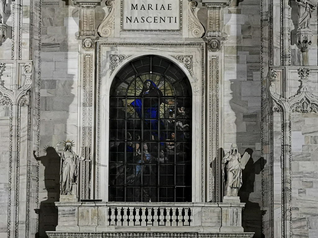 Check out how the engraved text 'Mariae Nascenti' on the portal is viewable even from far away with the P30 series zoom capability