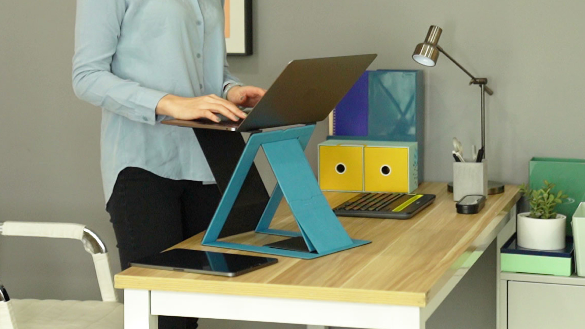The Moft Z Is A Super Portable Standing Desk That S Hitting