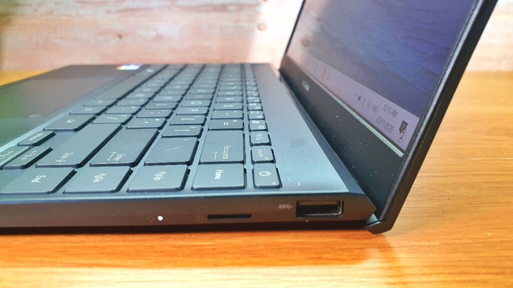 ASUS ZenBook 14 UX425EA review right