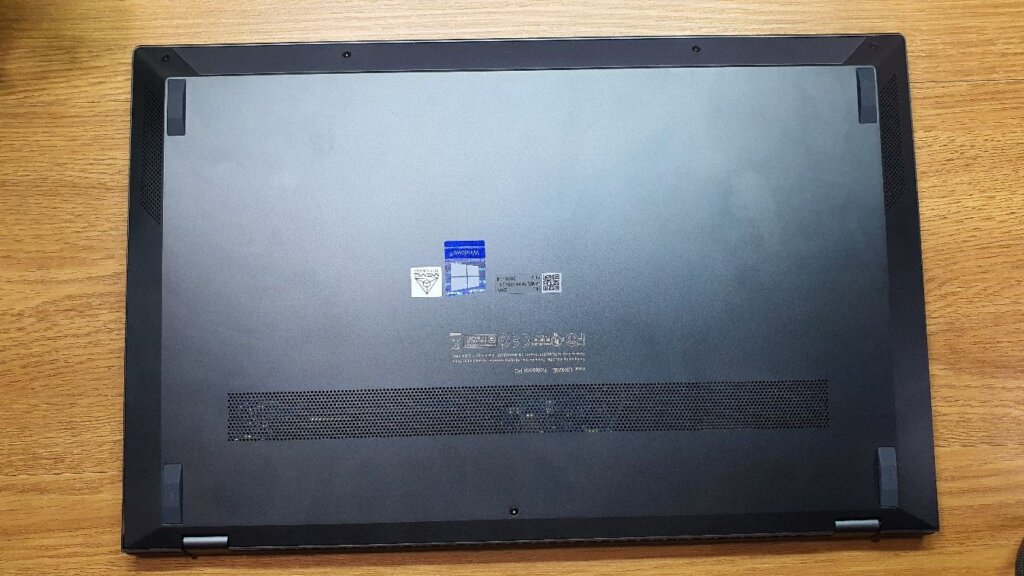 ASUS ZenBook 14 UX425E review underside