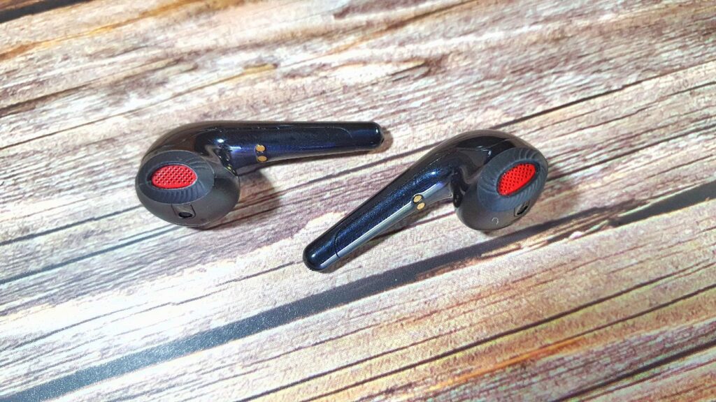 1More ComfoBuds earbuds up close