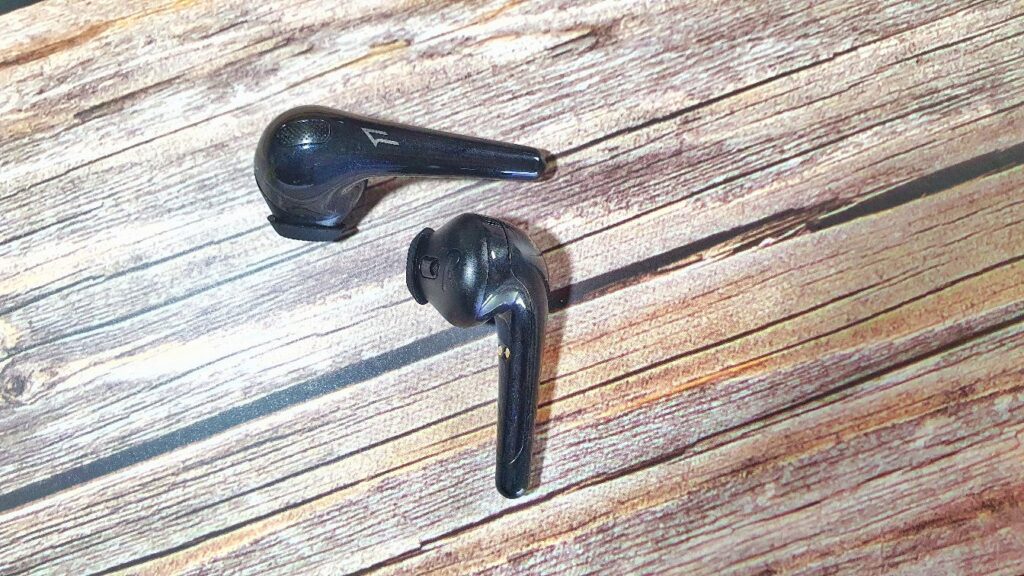 1More ComfoBuds earbuds angled