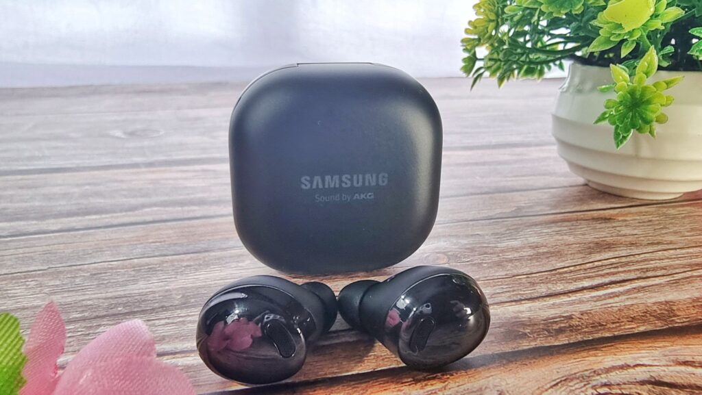 Samsung Galaxy Buds Pro Review casing and buds