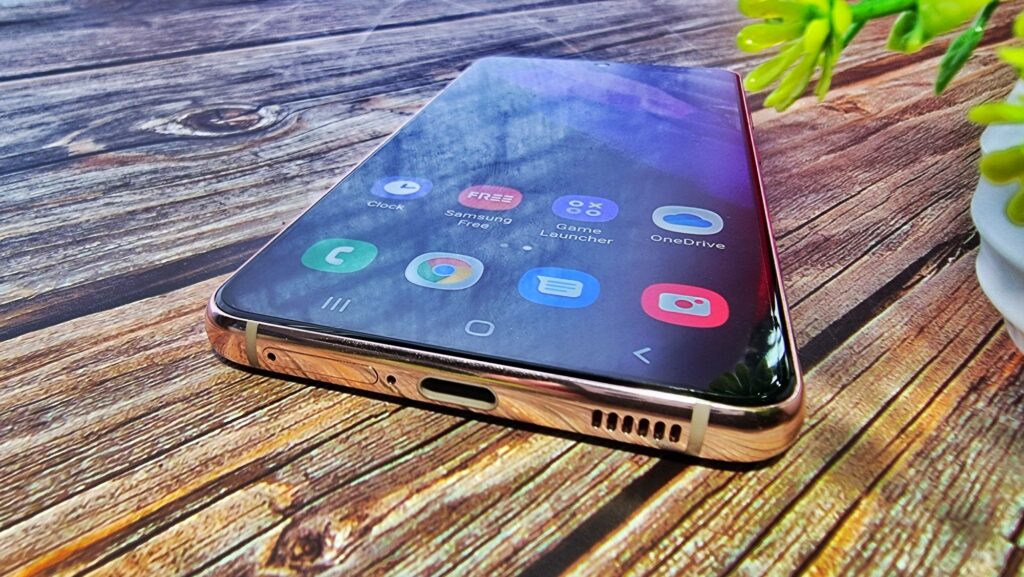 Samsung Galaxy S21 Review phone base