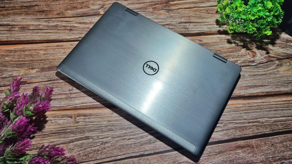 Dell Latitude 7320 2-in-1 Review  top lid