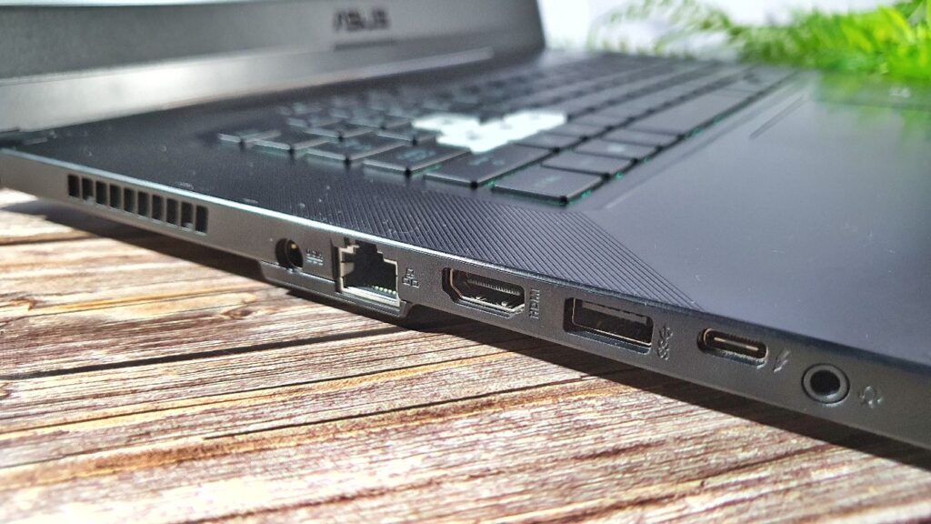 ASUS TUF Dash F15 FX516PM Review left side