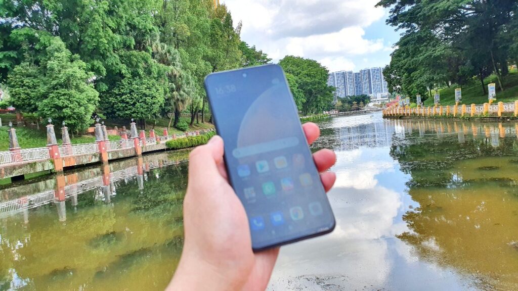 Xiaomi Redmi Note 10 5G review light