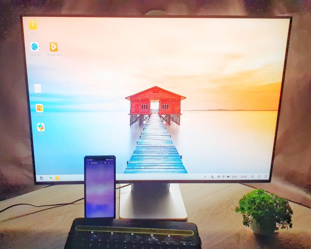 Huawei MateView Review desktop