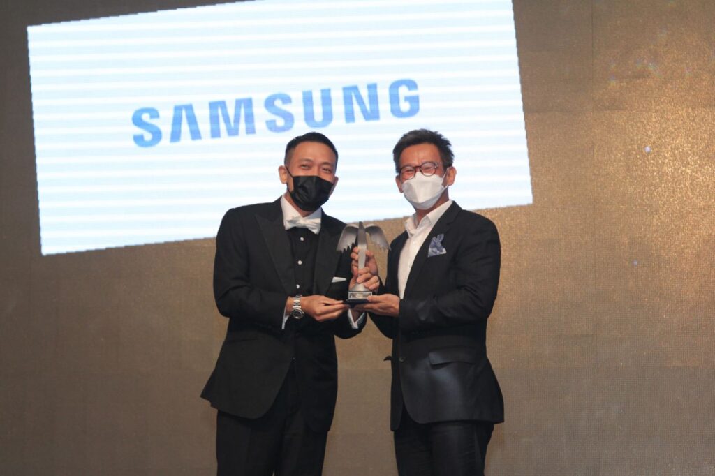Jimmy Tan, Head of Consumer Electronics receiving the Personal, Household & Outdoor Appliances award.