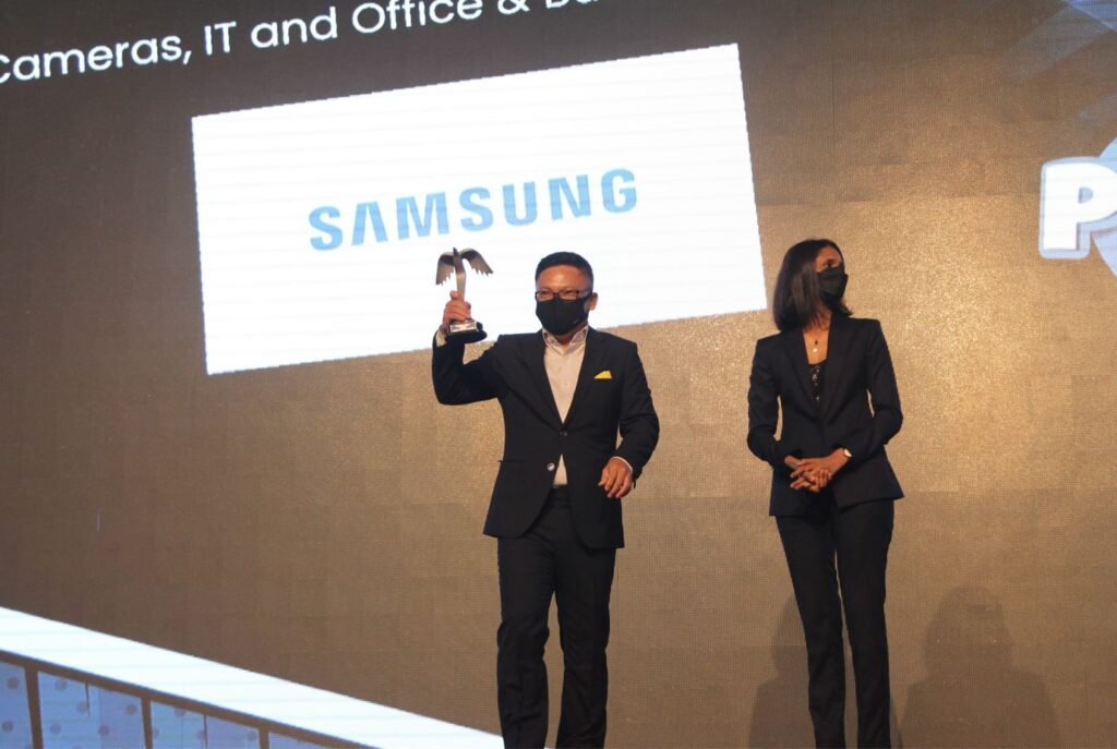 KM Liew, Head of Mobile Experience, Samsung Malaysia Electronics receiving the Cameras, IT and Office & Business Equipment award.