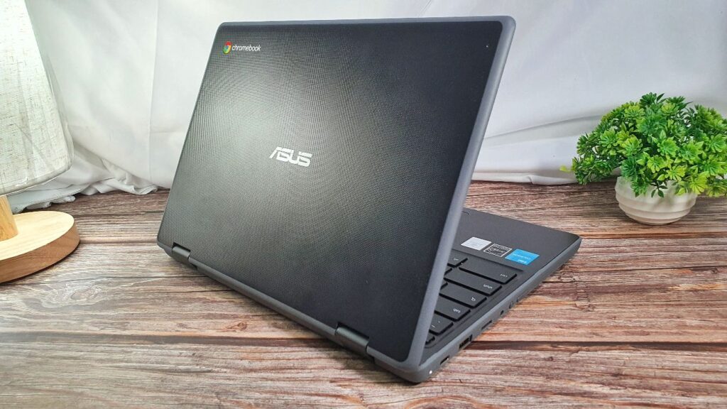 ASUS Chromebook Flip CR1 Review (CR1100) top lid