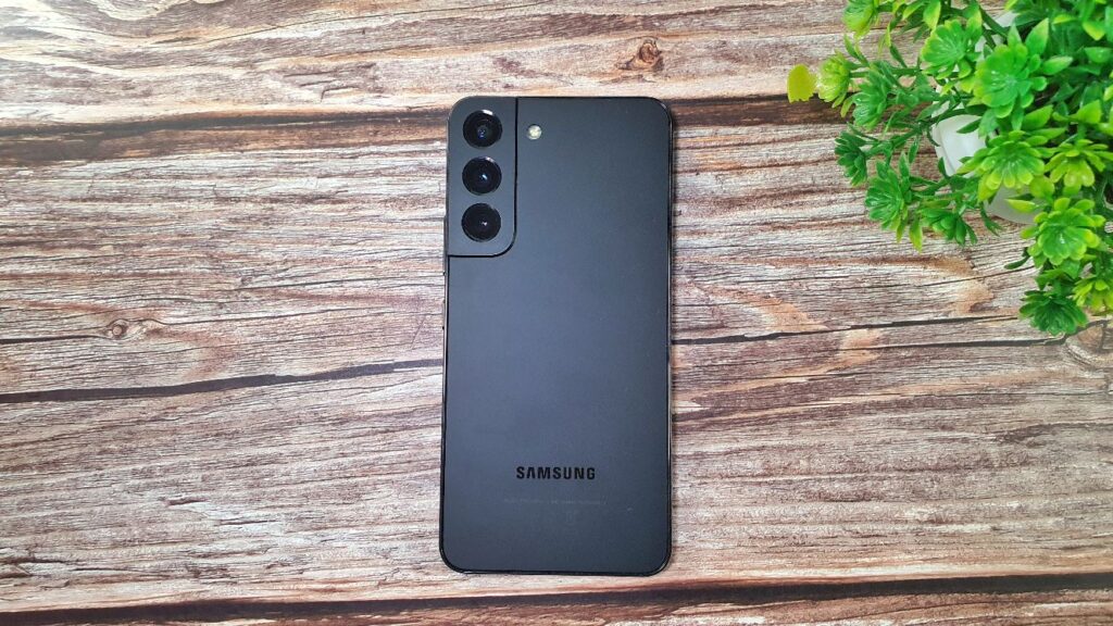 Samsung Galaxy S22 Review phantom black