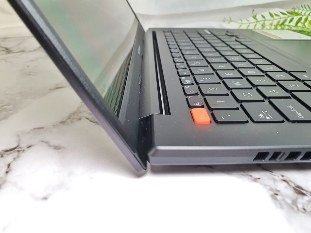 ASUS Vivobook S14 Review (K3402ZA) left side