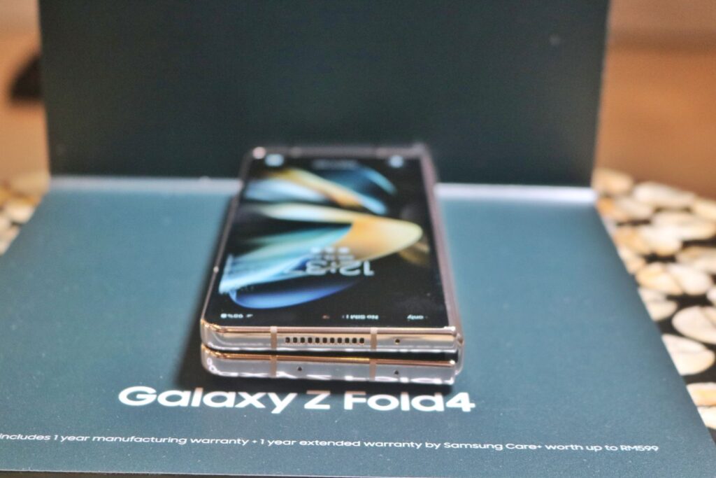 Samsung Galaxy Z Fold4 top