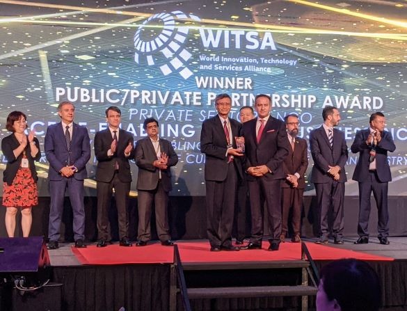 Tayu Cheng - Acer AEB Chief Strategy Officer received WITSA Global ICT Excellence Award from WISTA Chairman - Federation of Hellenic Inform