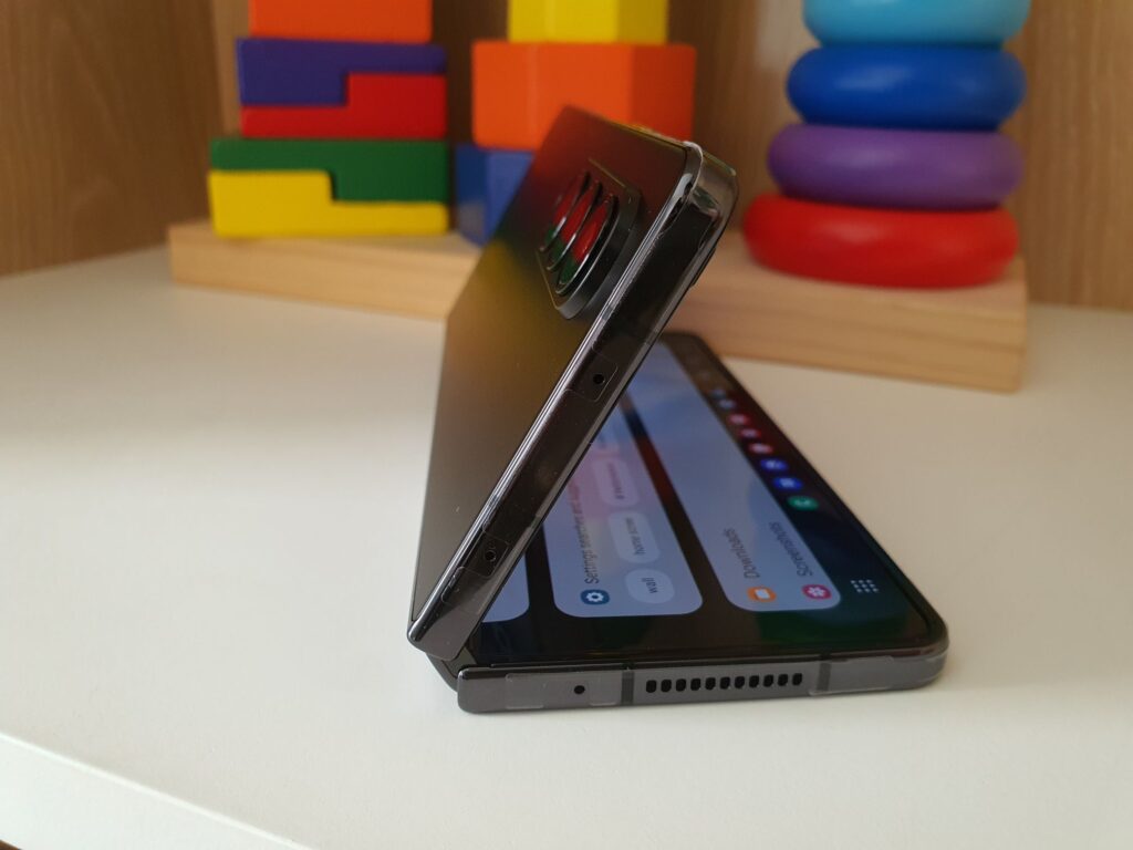 Samsung Galaxy Z Fold4 Cameras - Flex Mode for creative possibilities flex mode