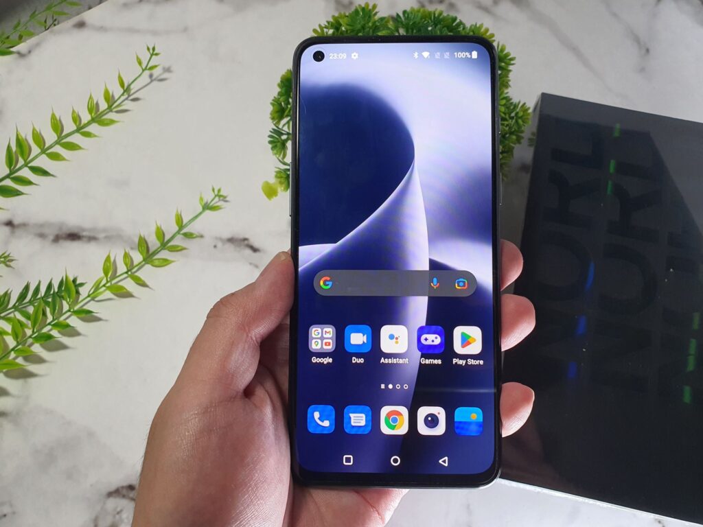 OnePlus Nord 2T 5G Review hand