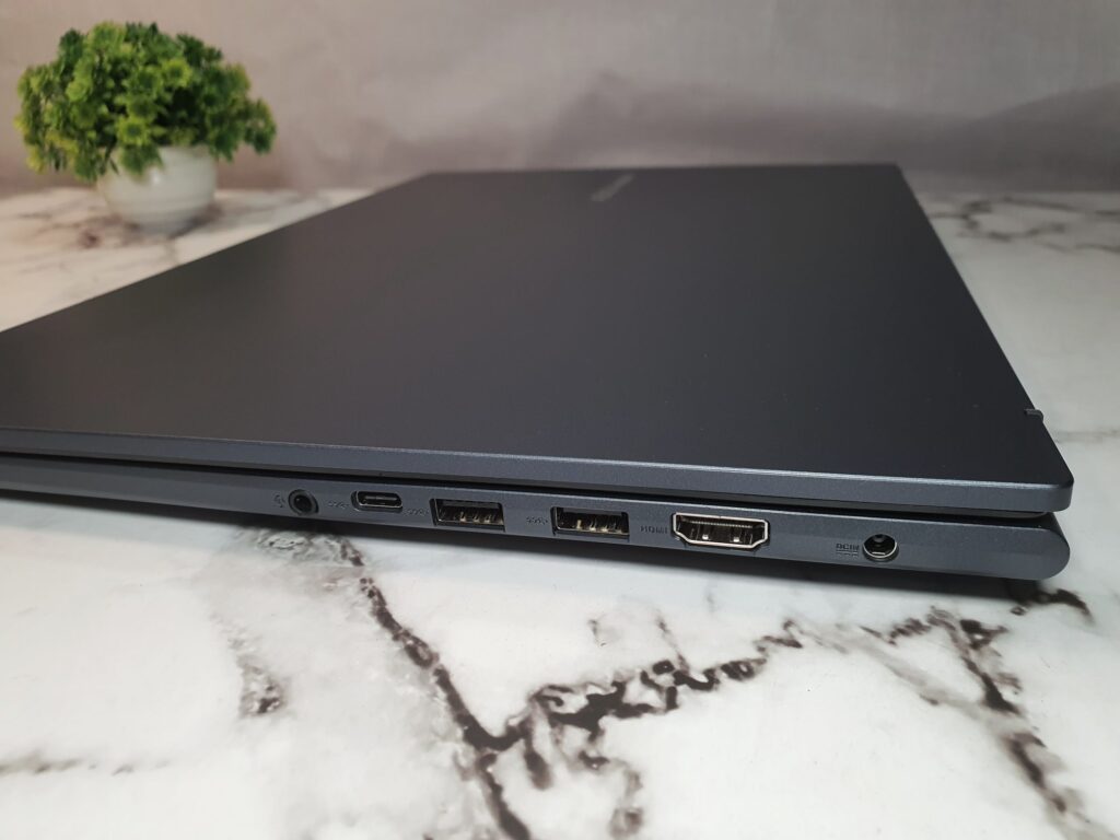 ASUS Vivobook 16X Review (M1603) right side